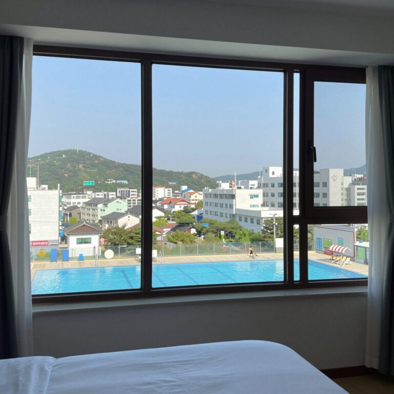 경주 해피데이펜션 객실 천장 창문에서 바라본 하늘과 수영장이 보이는 전경