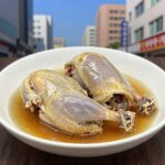 백종원 삼계탕 소스 레시피와 활용 팁 백종원 삼계탕 소스를 곁들인 닭백숙 접시, 닭다리에 소스가 묻어 있다.