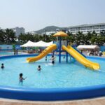 세종 조치원복숭아축제 무료 물놀이장 정보 세종시 조치원복숭아축제장 내 무료 물놀이장 전경. 워터슬라이드와 조립식 풀장, 그늘막 등이 설치된 모습.