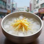 여름 콩국수 황금레시피 10분 뚝딱 시원한 콩국수 그릇에 얼음과 오이 고명이 올려진 모습
