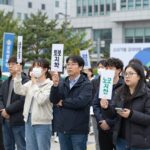스타벅스코리아 노조 설립 기자회견 현장, 파트너들이 손팻말을 들고 있다