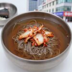 소면 냉국수 만들기 냉면육수 레시피 냉면육수와 신김치 오이를 곁들인 소면 냉국수 그릇 사진