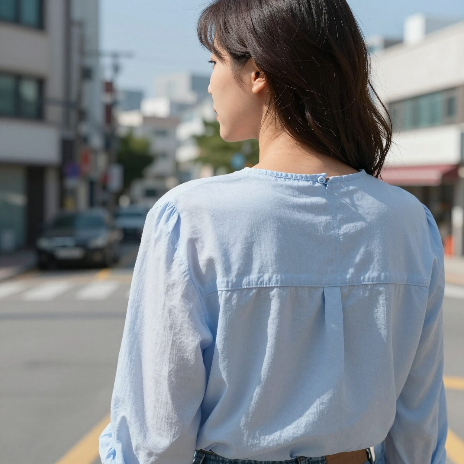 여름 홀터넥 블라우스를 입은 여성의 뒷모습, 목과 어깨 라인이 강조된 시원한 룩