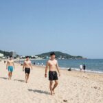 남성 비치 반바지 실전 활용법 여름 해변에서 활동성을 보여주는 남성 비치 반바지 착용 모습