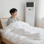 여름 더위와 이불 덮기의 숨은 관계 여름철 얇은 이불을 덮고 에어컨과 함께 쾌적하게 자는 모습