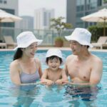 수영장 모자 필수일까 준비 팁 확인 호텔 수영장에서 수영장 모자를 착용한 가족 모습