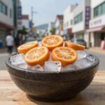 시원한 우뭇가사리 냉국 한 그릇에 오이와 얼음이 동동 떠 있는 사진