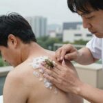 말벌에 쏘인 부위에 얼음찜질을 하는 응급처치 모습