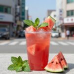 땡모반 뜻과 태국 수박주스 레시피 태국 수박주스 땡모반을 컵에 담고 수박 조각과 민트로 장식한 사진