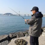 여수 문어 워킹 포인트 3곳 추천 여수 종포해양공원에서 문어 워킹 낚시하는 모습, 돌산대교와 장군도가 보이는 배경