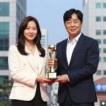 박보경 배우 청룡 여우조연상 수상 박보경 배우 청룡시리즈어워즈 여우조연상 트로피를 들고 수상 소감을 전하는 모습