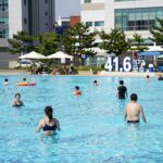경남 양산 최고기온 41.6도 경신 경남 양산 최고기온 41.6도를 기록한 날 한낮 더위에 시민들이 물놀이하며 더위를 식히는 모습